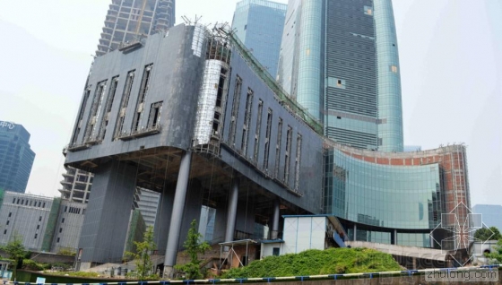 重庆现“假肢楼”支撑柱子造型走极端