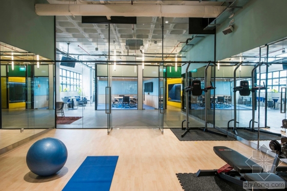 有满满一墙的积木熊的杂货物流公司总部