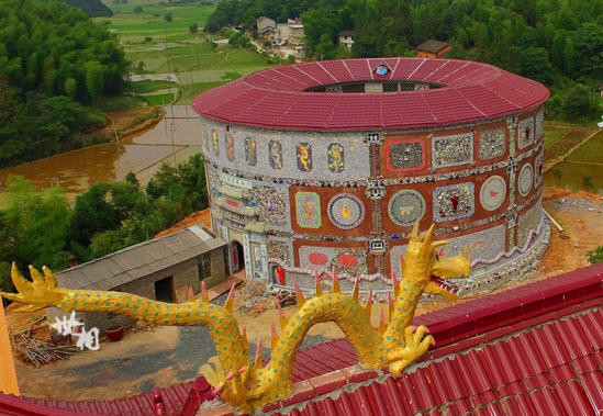 5年耗资600万！景德镇八旬老人造“瓷宫”