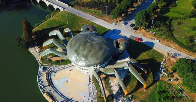 阳澄湖畔“超级大闸蟹”霸气凌人 